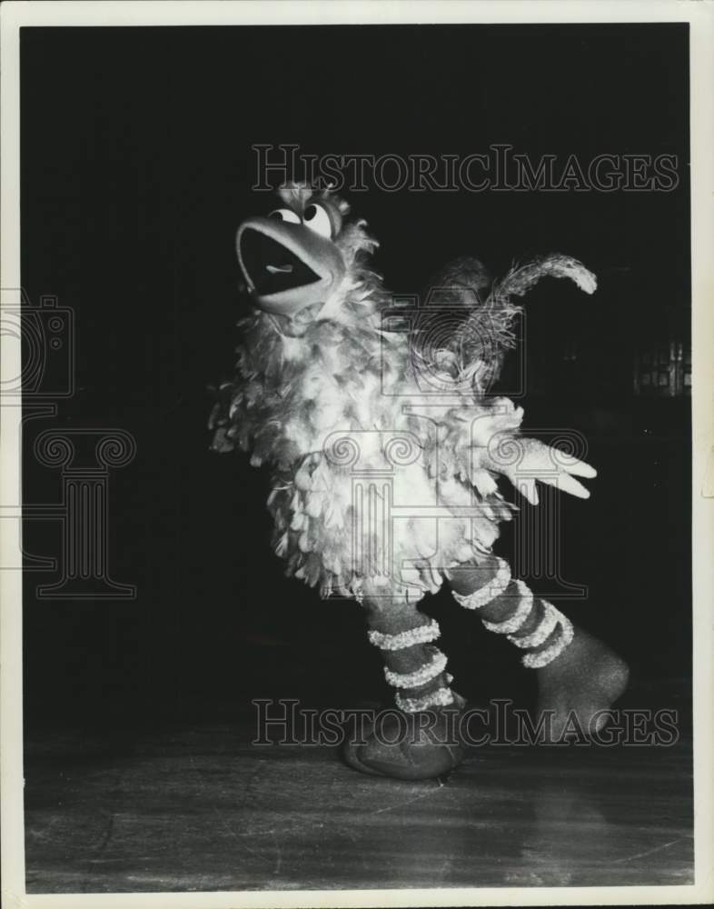 1976 Press Photo Adam Baker appears as &#39;Small Bird&#39; in &quot;Ice Follies&quot;- Historic Images