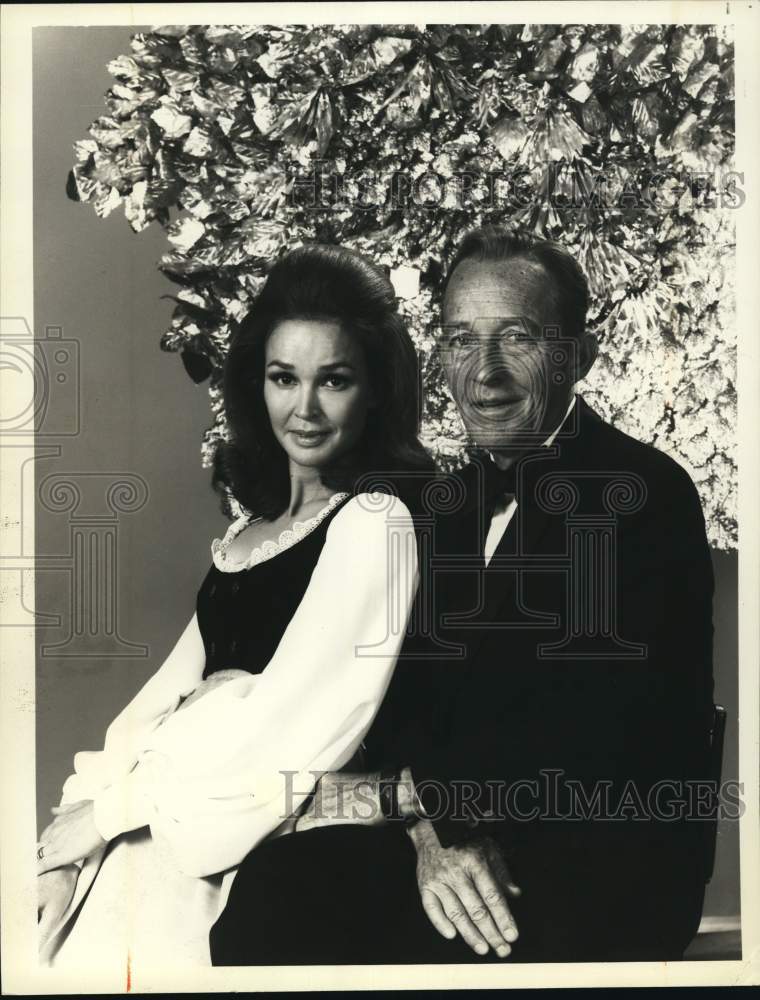 1981 Press Photo Singers Kathryn & Bing Crosby in Christmas TV Special- Historic Images