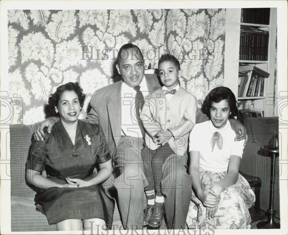 Press Photo Reverend S. Howard Woodson &amp; Family - tta45903- Historic Images