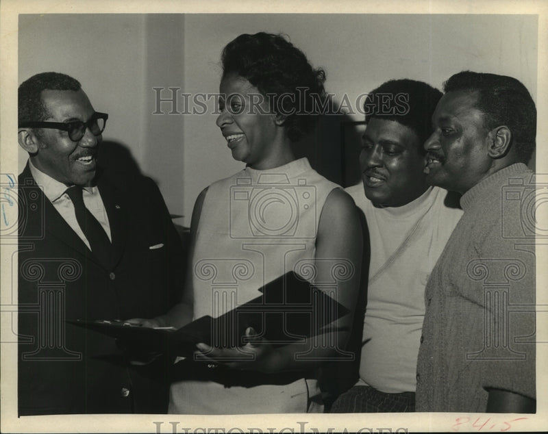 Load image into Gallery viewer, 1970 Press Photo Gathering to plan testimonial for Father Young - tua00653
