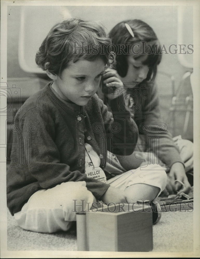 1964 Press Photo Children using Montessori method teaching materials - tua01258