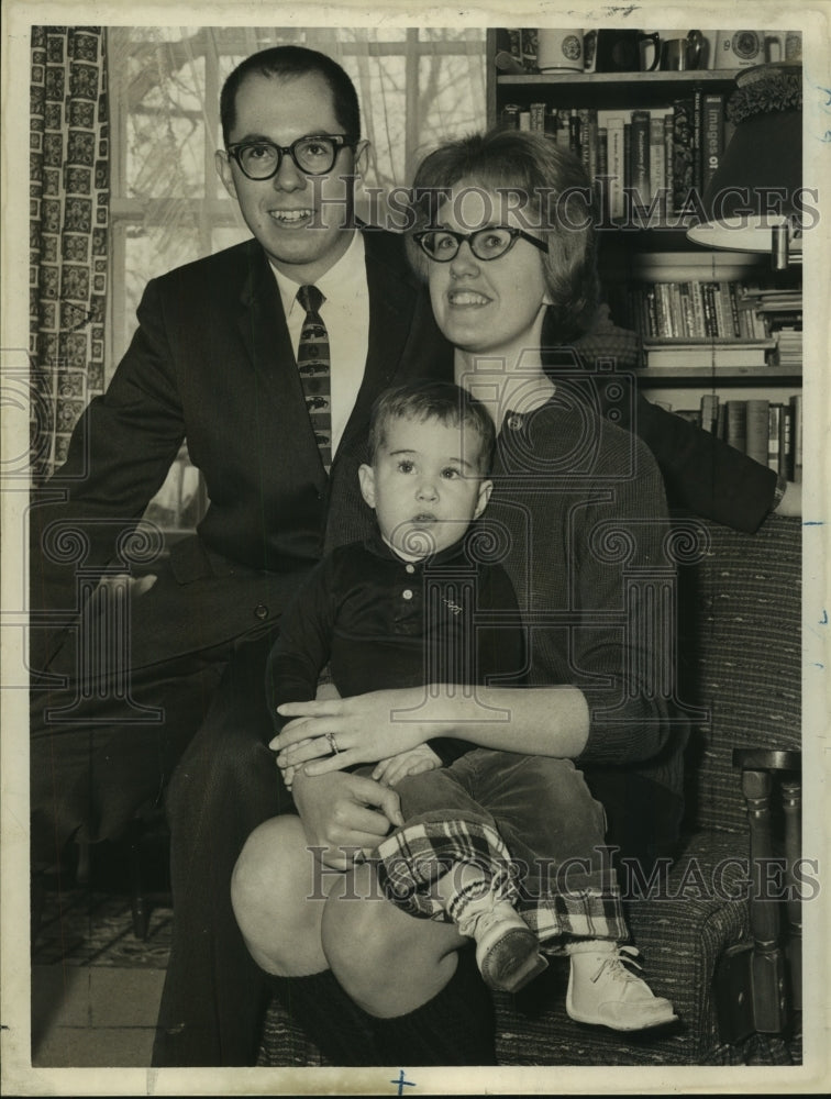 Load image into Gallery viewer, 1962 Press Photo Mr. &amp; Mrs. Courtney Young Jr. with son in Troy, New York
