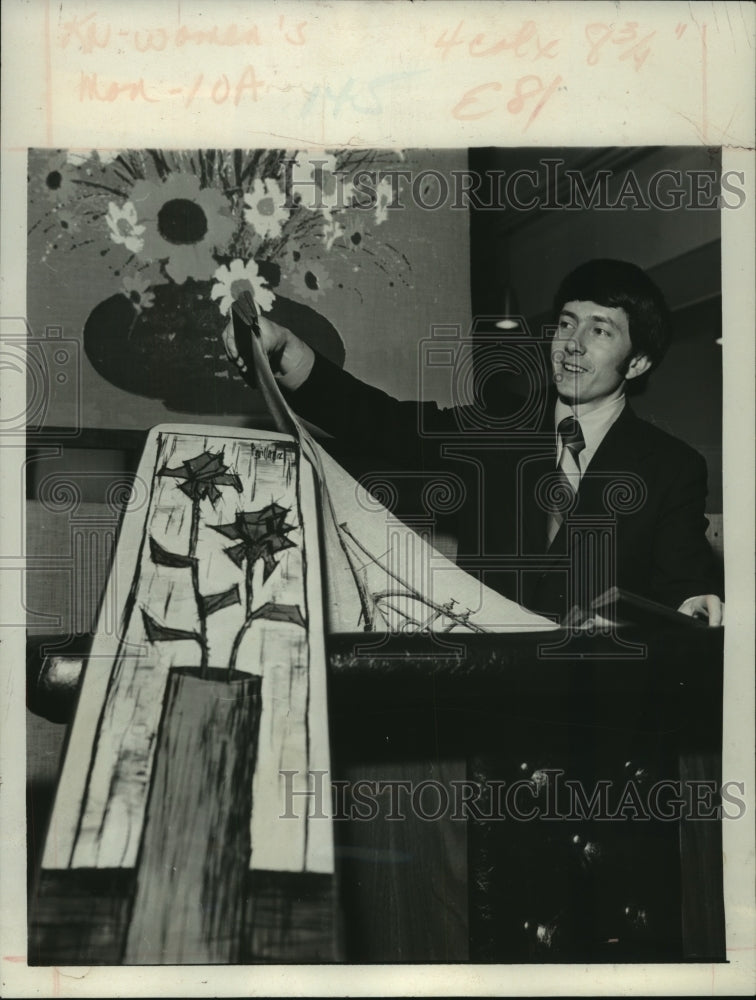 1972 Press Photo Martin Wilson examines a wall banner - tua01514