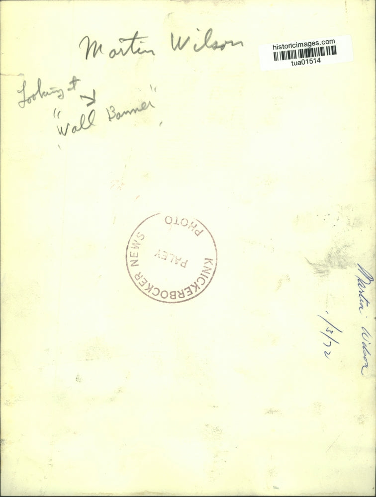 1972 Press Photo Martin Wilson examines a wall banner - tua01514