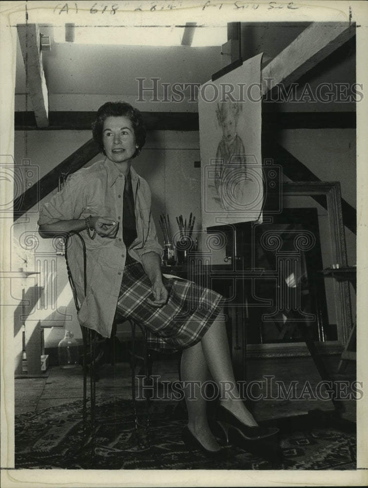 1961 Press Photo Mrs. David Williamson painting in her Albany, New York studio- Historic Images