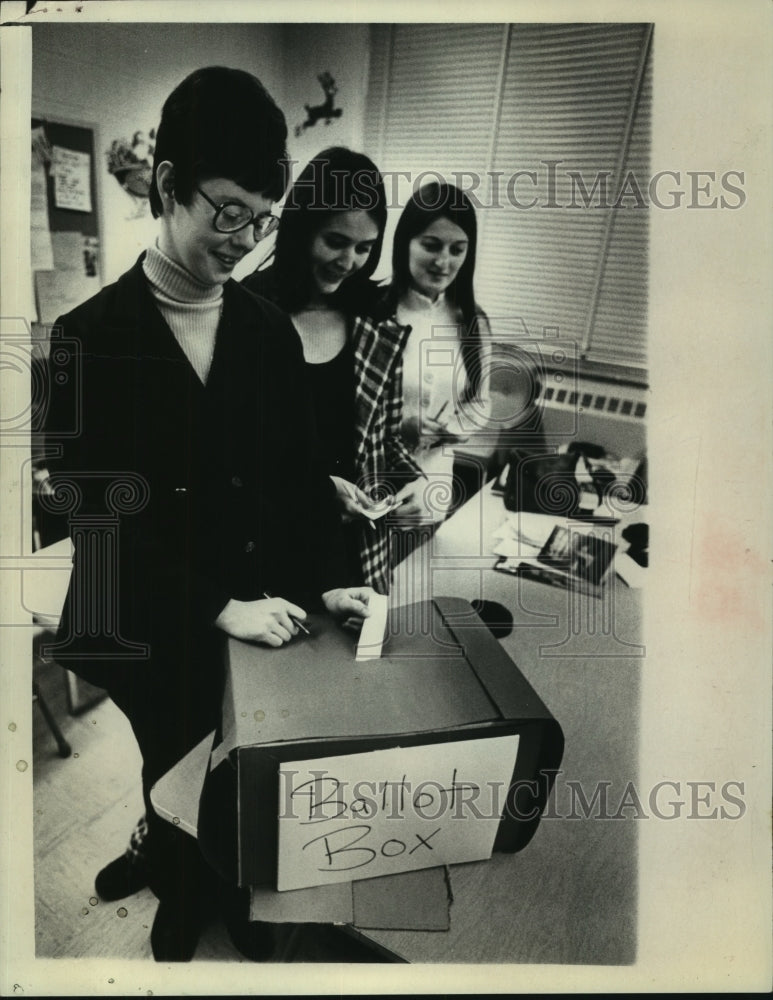 1974 Press Photo Wynantskill, New York Teachers Association members - tua01833