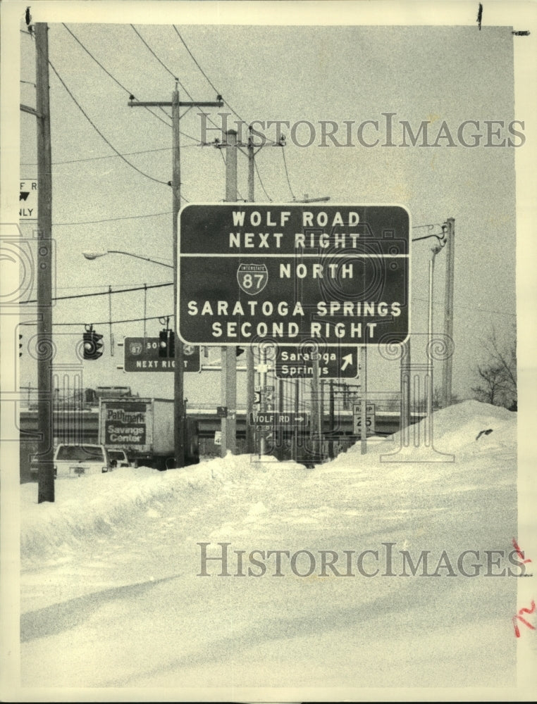 1986 Press Photo Street signs at Central Avenue &amp; Wolf Road in Albany, New York- Historic Images