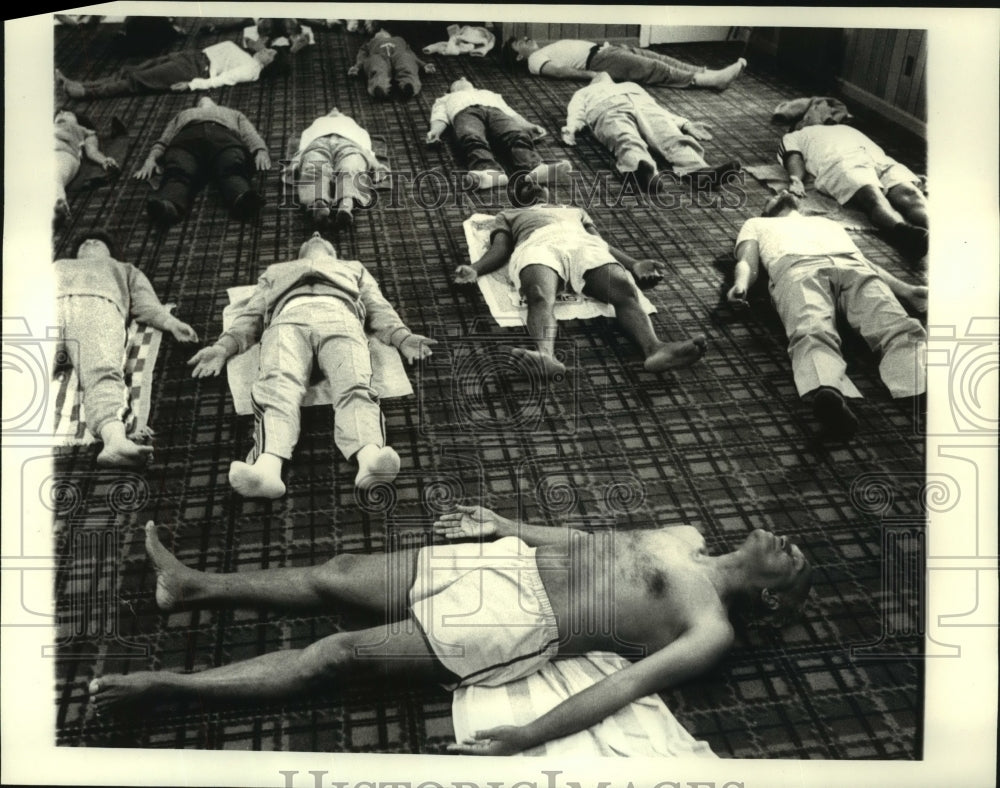 Press Photo Yoga instructor Subba Rao leads class in Colonie, New York- Historic Images