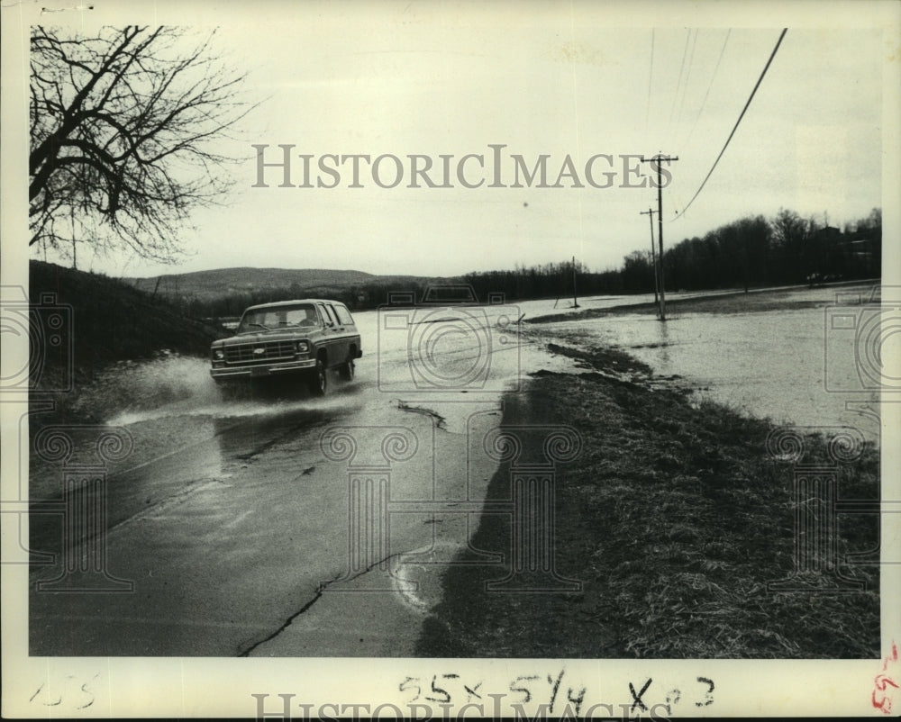 1971 Press Photo Truck splashing through flood water covering road in New York- Historic Images