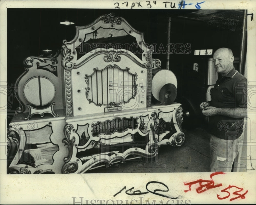 1982 Press Photo Richard Zeller, of Rensselaer County, New York with a Wurlitzer- Historic Images