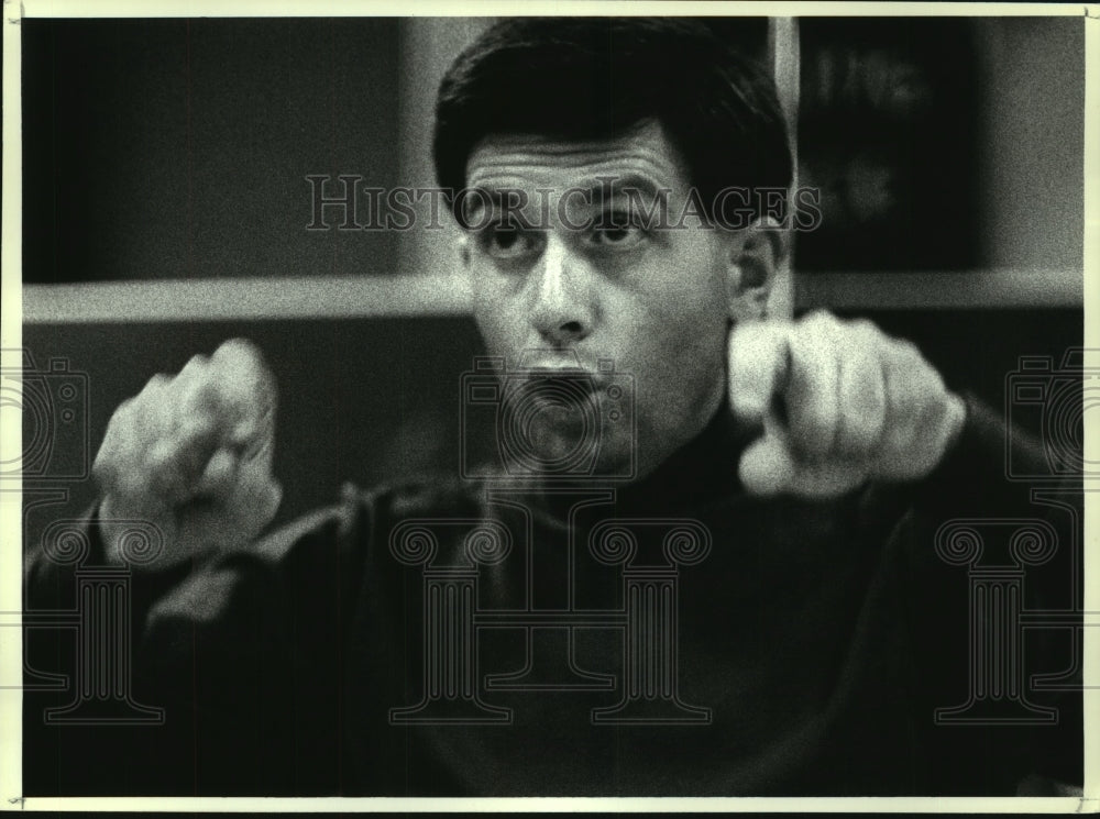 1990 Press Photo Mendelssohn Men's Choir director conducts in Albany, New York- Historic Images