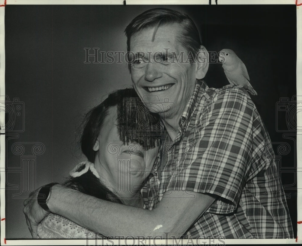 1985 Press Photo Dick York give a lady a hug - tua02436- Historic Images