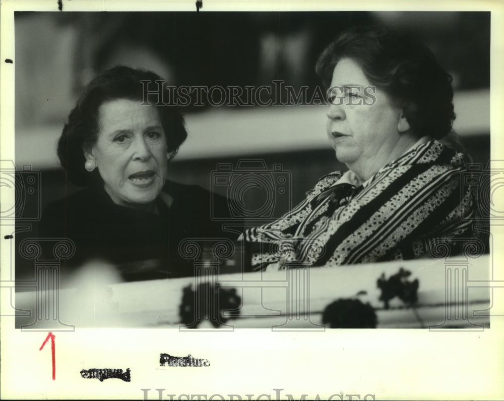 1992 Press Photo Actress Kitty Hart with Phylis Wagner at Saratoga Raceway, NY- Historic Images