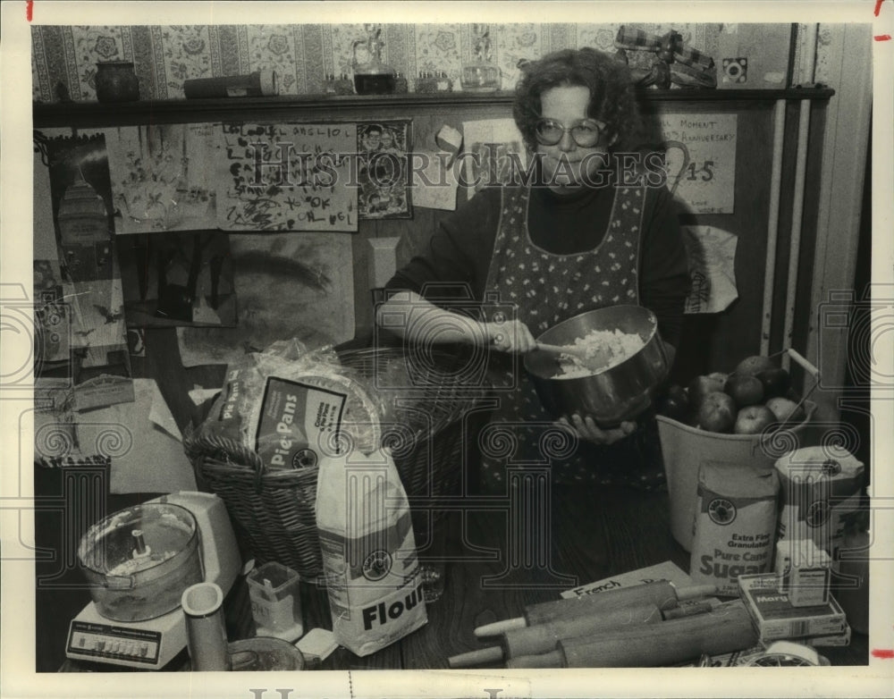 1964 Press Photo Bonnie Wise prepares pies in her Albany, New York kitchen- Historic Images