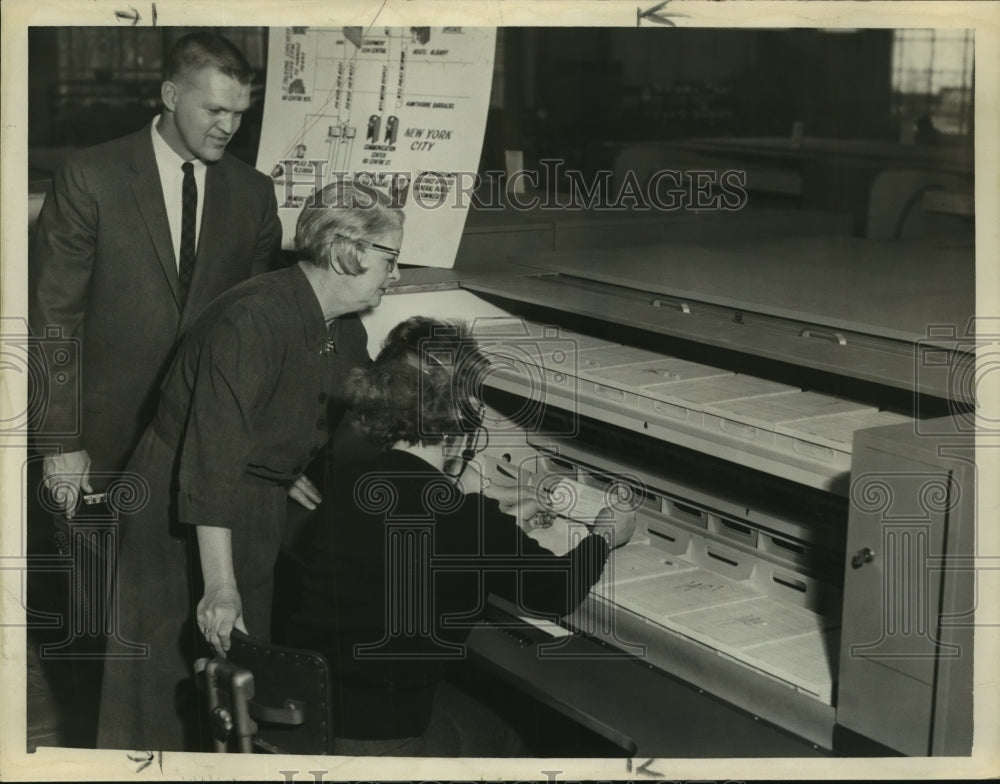 1962 Press Photo NY Motor Vehicles Bureau staff with motorized filing system- Historic Images