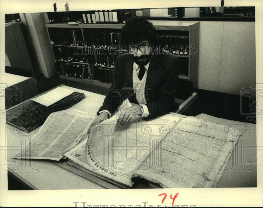 1985 Press Photo Paul Mercer scans old newspapers at New York State Library- Historic Images