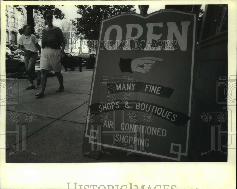 1993 Press Photo A sign beckons shoppers into a Saratoga Springs, New York shop- Historic Images