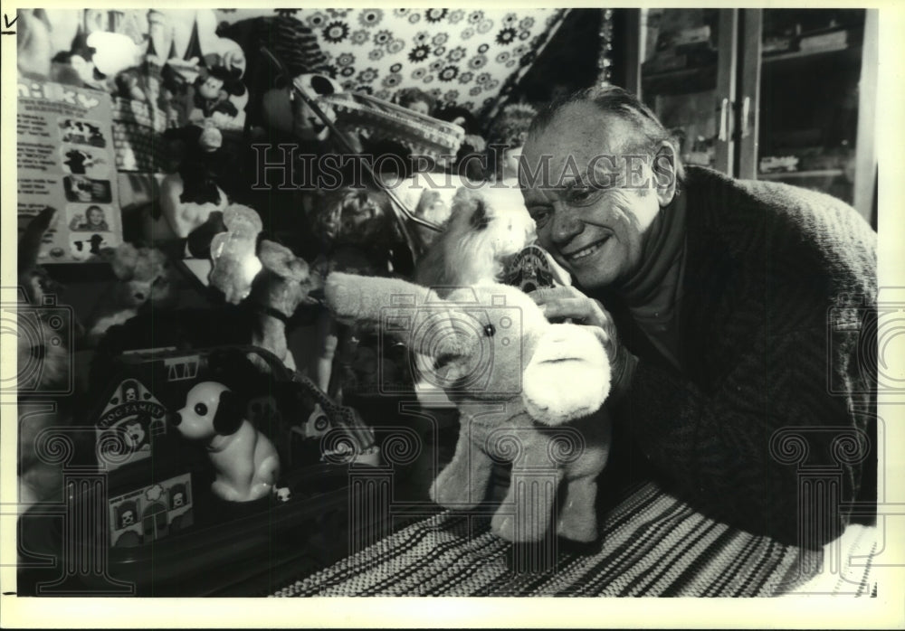 1993 Press Photo Walter Hughes Home Toy Museum, Ancram, New York - tua02830- Historic Images