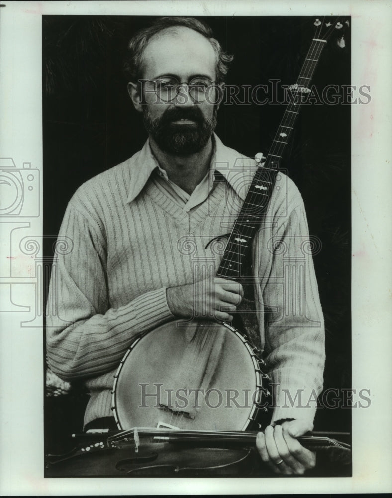 1984 Press Photo George Wilson poses with a banjo and a fiddle - tua02952- Historic Images