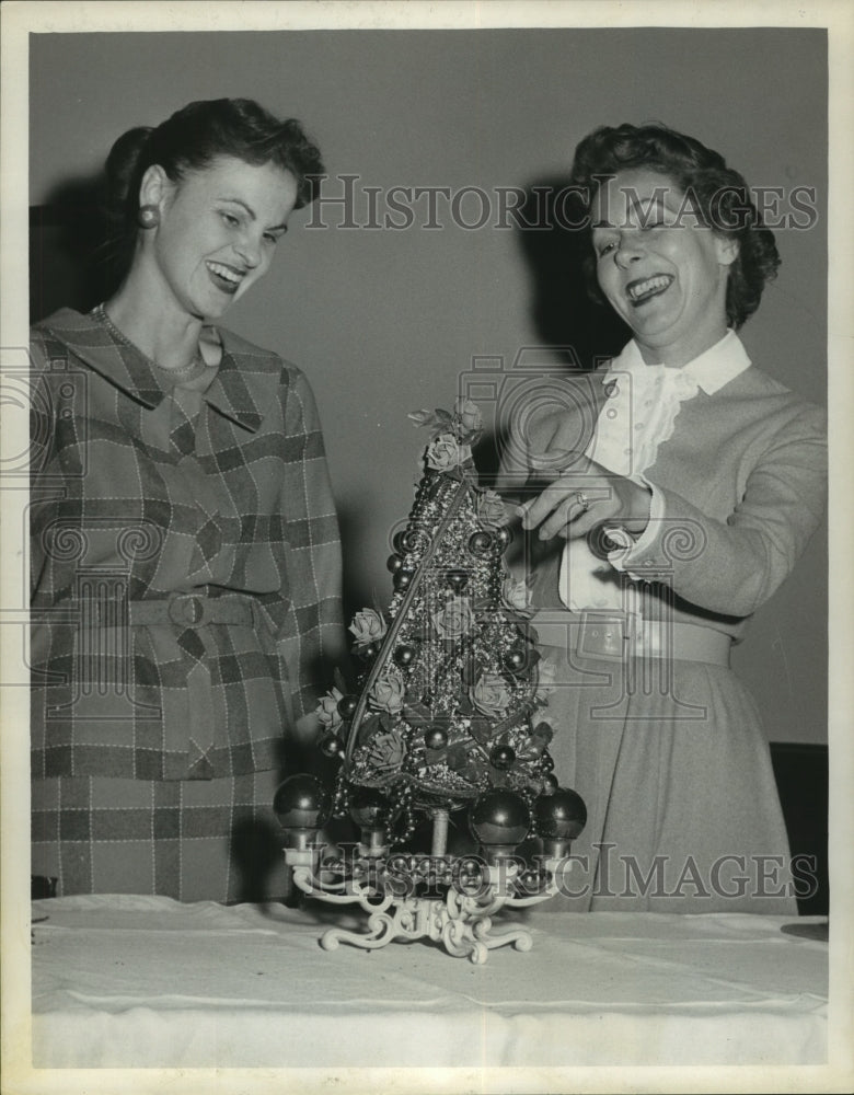 1958 Press Photo Albany, New York church members decorate a Christmas tree