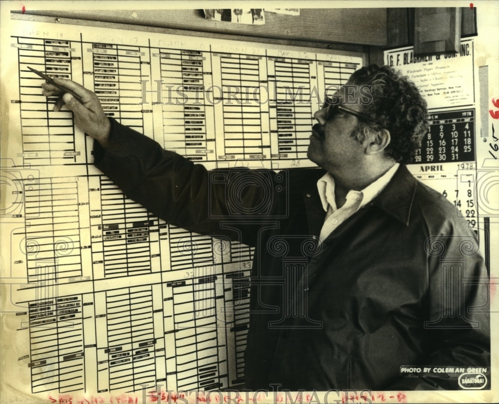 1978 Press Photo Charley Williams with stable chart, Saratoga, NY Harness track- Historic Images