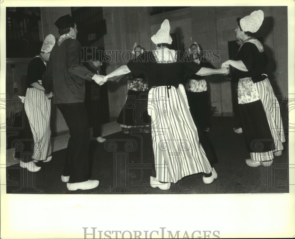 1989 Press Photo Horlepipe dancers at Albany, New York City Hall - tua03739- Historic Images