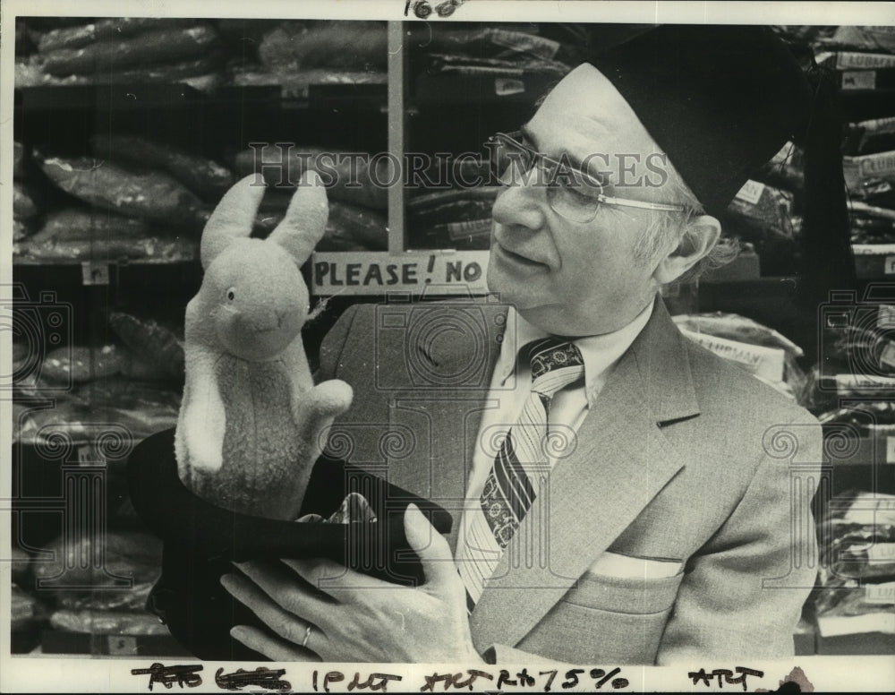 1980 Press Photo Morris Zusman with magician&#39;s rabbit-in-a-hat prop - tua03845- Historic Images