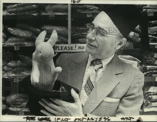 1980 Press Photo Morris Zusman with magician's rabbit-in-a-hat prop - tua03845- Historic Images