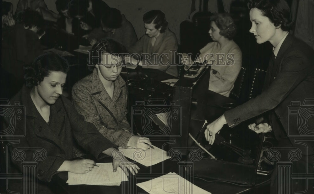 1937 Press Photo YWCA Albany health examination of 50 girls for health week- Historic Images