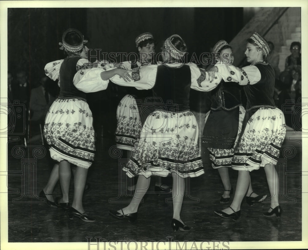 1981 Press Photo Ukranian Dance Ensemble Zorepad - tua03879- Historic Images