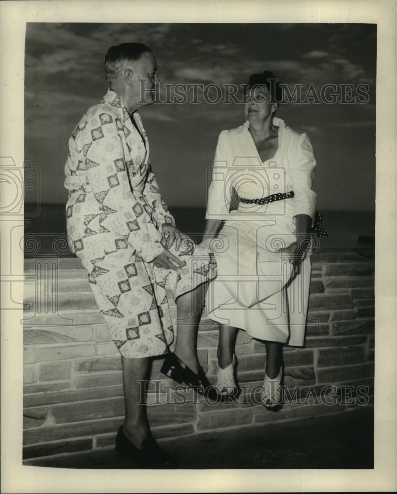 1949 Press Photo New York State Senator Arthur Wicks & wife relax in Miami, FL- Historic Images