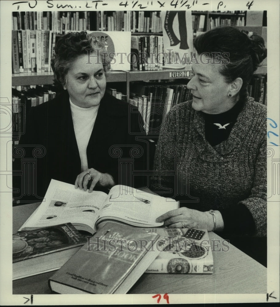 1977 Press Photo Mrs. Donald W. White &amp; Mrs. Chester T. Sims in the library- Historic Images