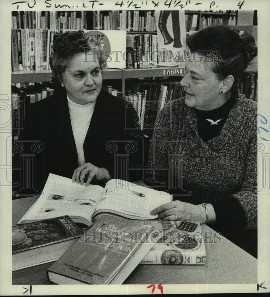 1977 Press Photo Mrs. Donald W. White & Mrs. Chester T. Sims in the library- Historic Images