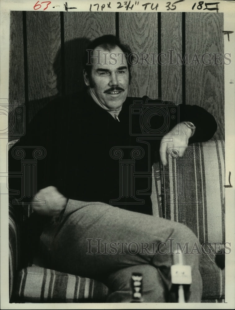 1981 Press Photo Singer Slim Whitman at press conference at Albany, NY airport- Historic Images