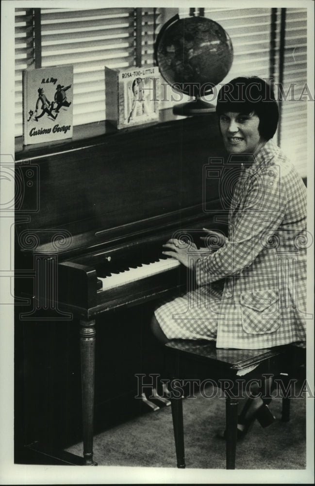 1977 Press Photo Dorothy Whitney playing the piano - tua04598- Historic Images