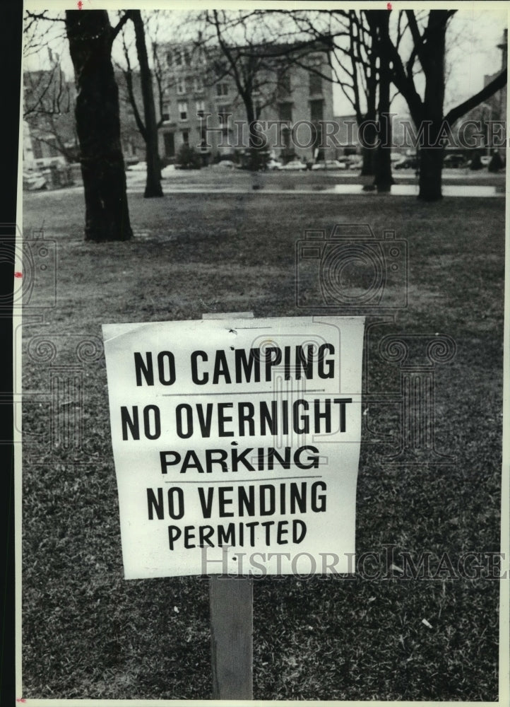 1991 Press Photo Sign banning camping, parking &amp; vending in Albany, New York- Historic Images