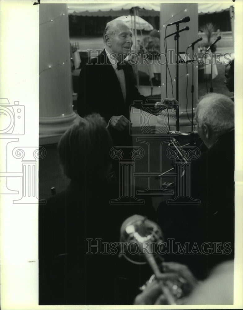 1994 Press Photo Lester Lanin conducts orchestra at NY Saratoga Golf &amp; Polo Club- Historic Images