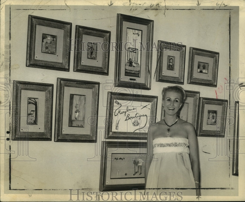 1966 Press Photo Mrs. C.V. Whitney displays her art at New York gallery