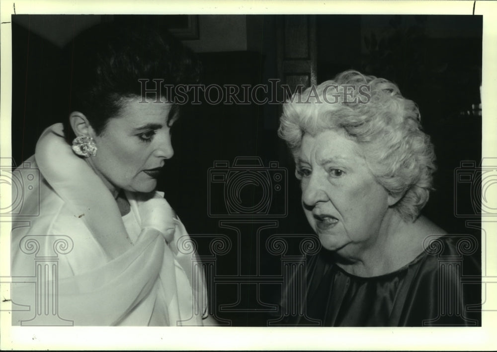 1993 Press Photo TV stars Linda Dano & Maureen Stapleton in Saratoga, New York- Historic Images