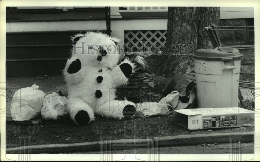 1990 Press Photo Large stuffed bear in curbside garbage pile, Schenectady, NY- Historic Images