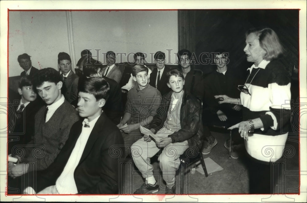 1991 Press Photo Universal Pictures casting director talks to group in Troy, NY- Historic Images