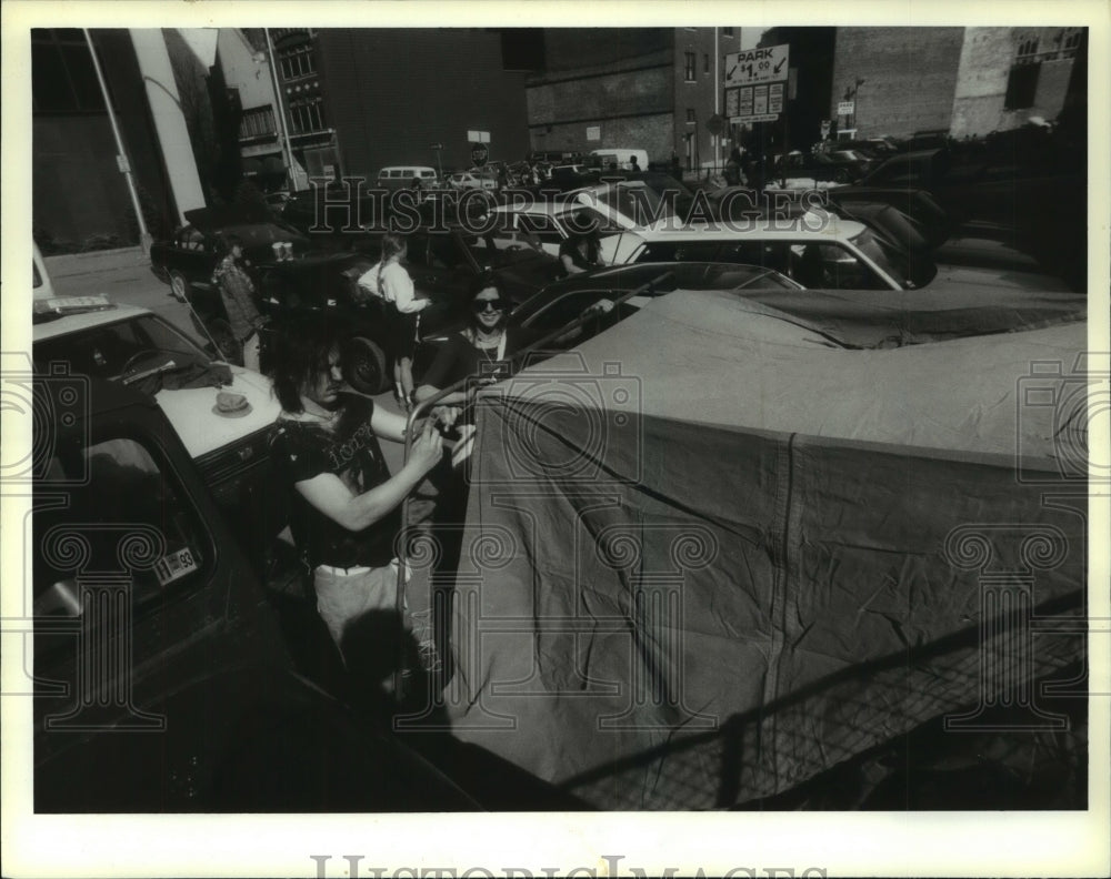 1993 Press Photo Grateful Dead Fans set up tent in Beaver Street Parking Lot- Historic Images