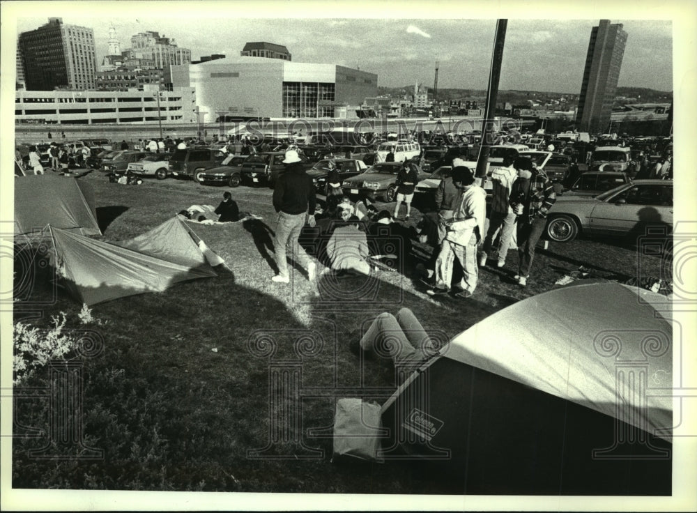 1990 Press Photo Grateful Dead Fans camped for concert at Knickerbocker Arena- Historic Images