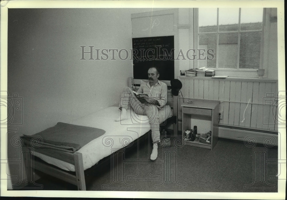 1991 Press Photo St. Peter&#39;s Residence, Dave Cook reading in his room- Historic Images