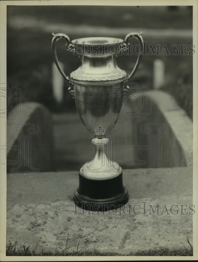 1936 Press Photo Wolfert's Roost Country Club trophy, Albany, New York- Historic Images
