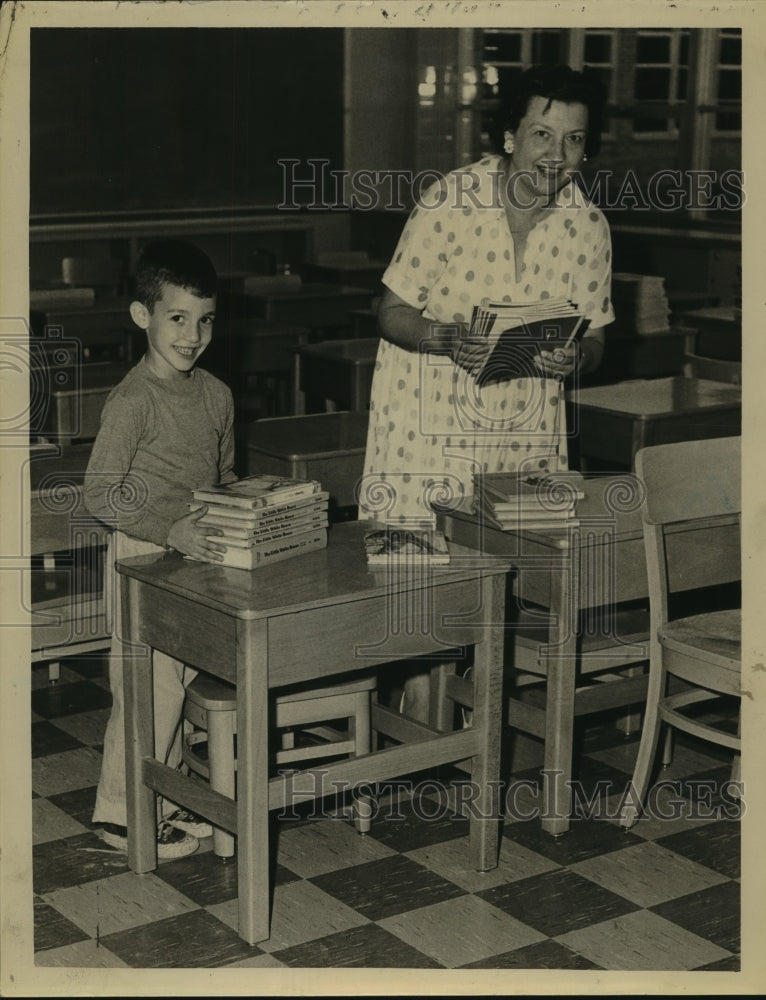 1963 Press Photo Mother & son prep class for Giffen School opening, Albany, NY