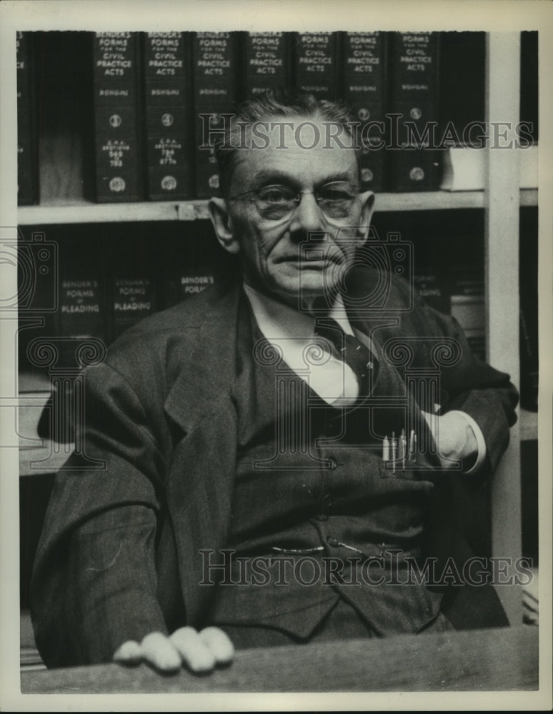 Load image into Gallery viewer, 1959 Press Photo Albany, New York lawyer Henry Hirschberg - tua06184
