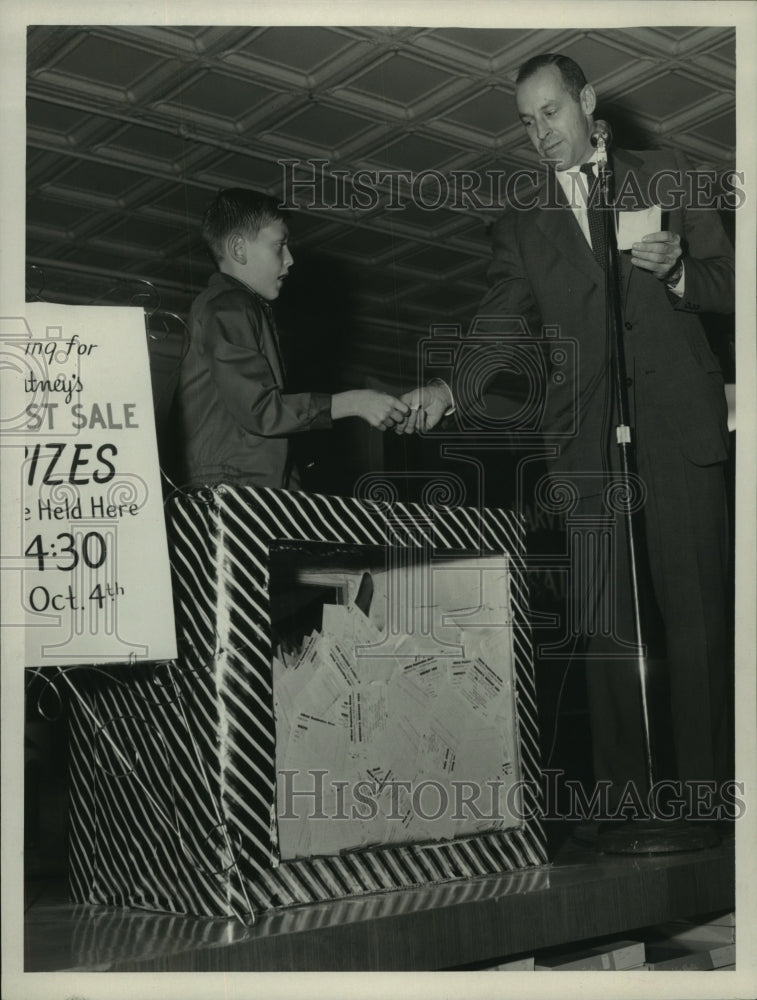 Load image into Gallery viewer, 1958 Press Photo Raymond Ryan, Winner &amp; Cleas. M. Whieler Whitney's - tua06259

