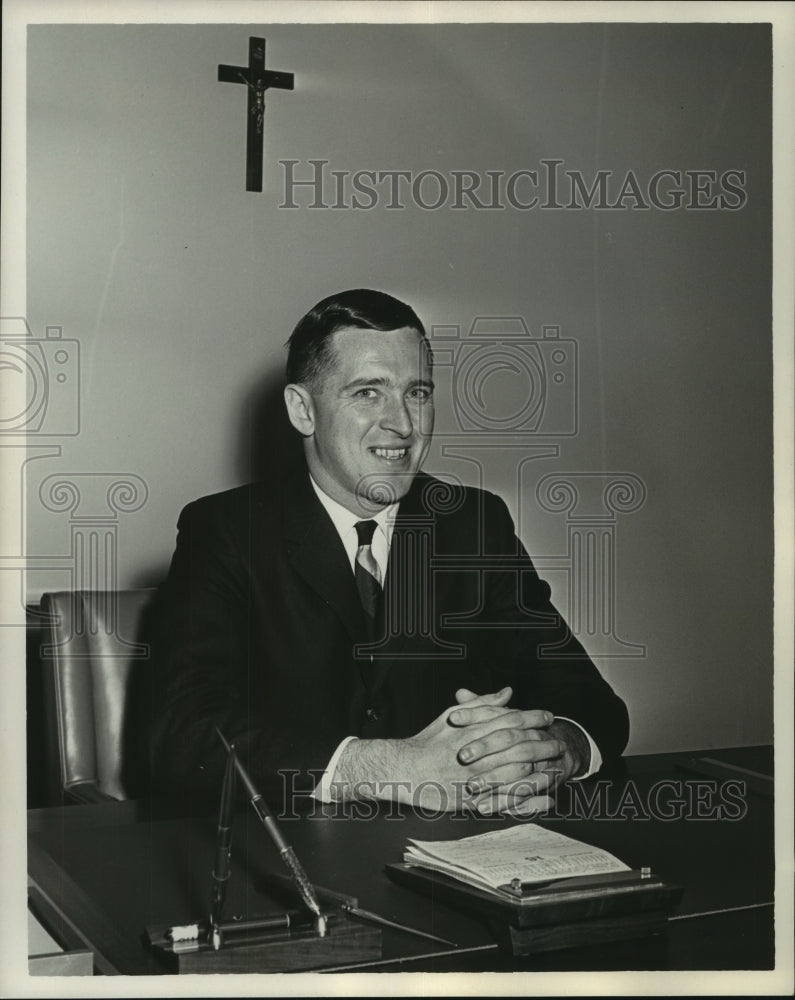 Load image into Gallery viewer, 1966 Press Photo Thomas Wheatley - tua06279
