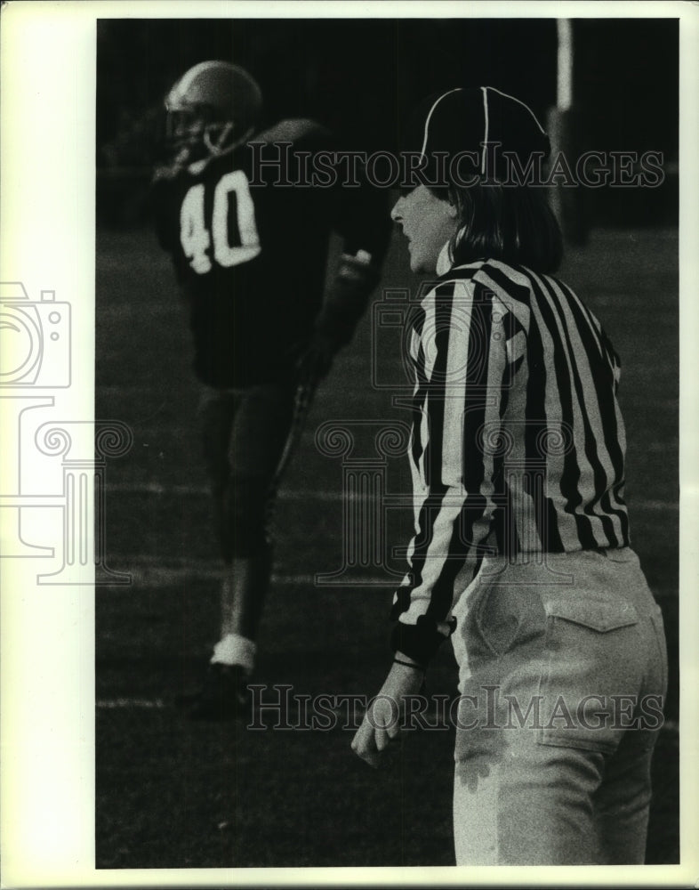 Press Photo Football referee Mara Wager - tua06390- Historic Images